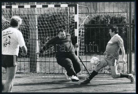 cca 1979 Gyenes Kálmán (1941-2016) szegedi fotóművész hagyatékából 1 db jelzés nélküli vintage fotó (Gól helyzet), ezüst zselatinos fotópapíron, 19x28 cm