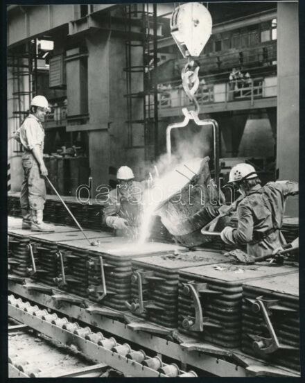 cca 1980 Budapest, Kőbányai Vas- és Acélöntöde, 1 db vintage fotó, ezüst zselatinos fotópapíron, a néhai Lapkiadó Vállalat központi fotólaborjának archívumából, felületén szárítási hiba, 22,5x17,7 cm