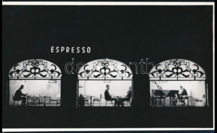 cca 1965 Budapest, zenés ,,espresso' esti kivilágításban, 1 db vintage fotó, ezüst zselatinos fotópapíron, 18x30 cm