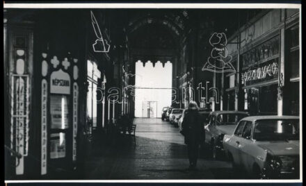 cca 1966 Budapest, Párizsi udvar, 1 db vintage fotó, ezüst zselatinos fotópapíron, 18x30 cm