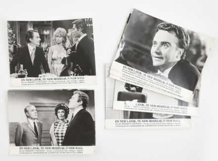 cca 1971 ,,Én nem látok, te nem beszélsz, ő nem hall' című olasz bűnügyi vígjáték jelenetei és szereplői, 10 db vintage produkciós filmfotó ezüst zselatinos fotópapíron, a használatból eredő (esetleges) kisebb hibákkal, 18x24