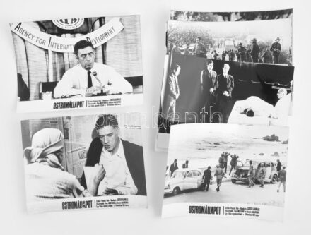 cca 1973 ,,Ostromállapot' című francia film jelenetei és szereplői (főszereplők Yves Montand és Renato Salvatori), 19 db vintage produkciós filmfotó, ezüst zselatinos fotópapíron, a használatból eredő (esetleges) kisebb hibákkal,