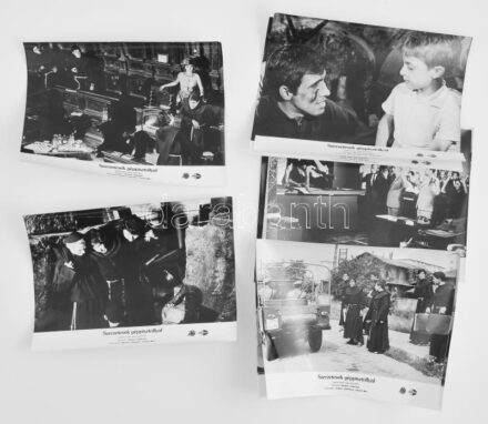 cca 1964 ,,Szerzetesek géppisztollyal' című olasz kalandfilm jelenetei és szereplői (főszereplők Adriano Celentano, Claudia Mori), 10 db vintage produkciós filmfotó ezüst zselatinos fotópapíron, a használatból eredő (esetleges)