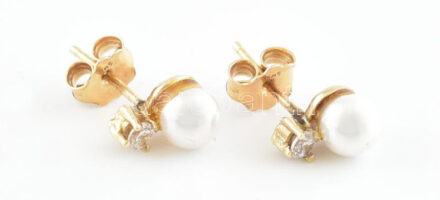 Arany (Au) 14K gyöngyös, köves fülbevalópár, jelzett, 1,6×0,7 cm, bruttó: 1,7 g