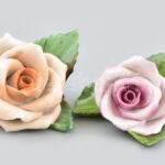 Herendi porcelán rózsa, 2 db, kézzel festett, jelzett, apró kopásnyomokkal, egyiken apró csorbával, m: 4 cm