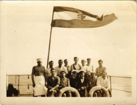 1928 'SS HONVÉD' egycsavaros tengeri áruszállító gőzhajó a Bahama szigeteknél Port Arthur felé, Salamon és Szelke a legénység egy részével a fedélzeten / Hungarian single screw sea-going steam freighter with crew on deck. photo (11,5