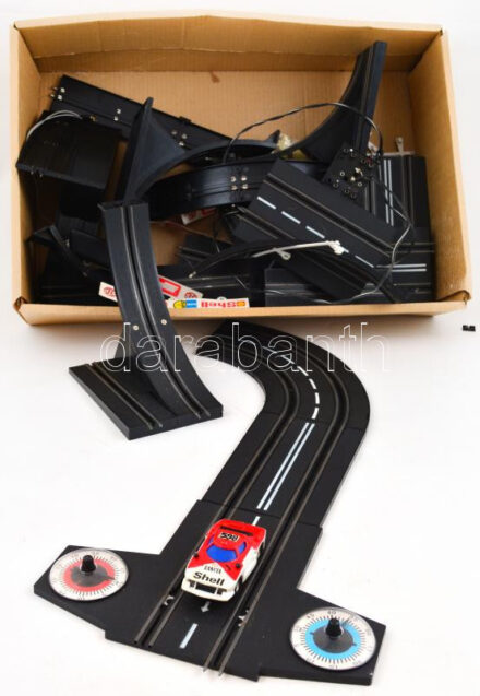 1990 körüli retró elektromos irányítású összeszerelhető műanyag versenyautópálya, az autó sebességét kezelővel lehet szabályozni, 1 autót tartalmaz, nem kipróbált