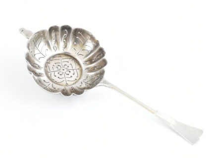 Ezüst(Ag) nyeles teaszűrő, jelzett, h: 20,7 cm, nettó: 105 g