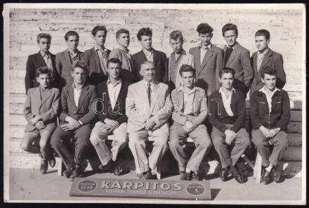 1956 Szeged, Kárpitos Kisipari Termelő Szövetkezet tanulóinak tablófotója, 12x18 cm