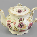Zsolnay pillangómintás teáskanna, kézzel festett porcelán, jelzett, mázrepedésekkel, m: 17 cm