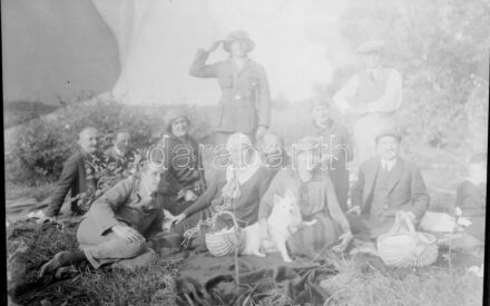 cca 1920-1930 Szabadban piknikező társaság kutyával, köztük egyenruhás fiatal (cserkész?), üvegnegatív, 18x13 cm