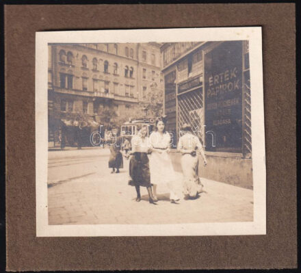 cca 1920 Budapest, 6-es villamos, kartonra ragasztott fotó, 5×6 cm