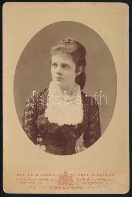 cca 1875 Batthyány Lajosné Andrássy Ilona grófnő (1858-1952) fiatalkori portréja (a műpártoló főnemesek tömörítő Műbarátok Körének elnöke volt 1900-1907 között; gróf Batthyány Gyula édesanyja), keményhátú kabinetfotó