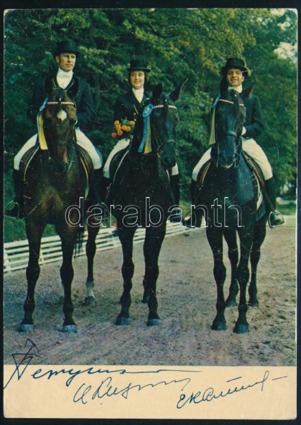 Az 1972-es müncheni olimpián aranyérmes szovjet díjlovagló-csapat tagjainak aláírása őket ábrázoló nyomtatványon: Jelena Petuskova, Ivan Kizimov, Ivan Kalita; 14,5x10,5 cm / 1972 Munich Olympics Equestrian Team dressage champion Soviet