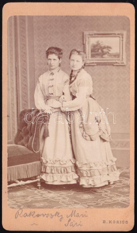 1870 Rakovszky Mari és Sári portréja, keményhátú fotó Kozics pozsonyi műterméből, 10,5×6,5 cm