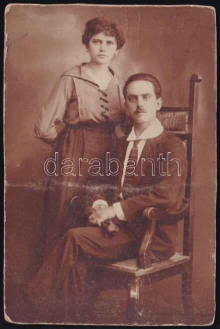 cca 1910-1920 Házaspár portréja, keményhátú fotó Wojtowicz Richárd komáromi műterméből, körbevágott karton, kopásnyomokkal, 14×9 cm