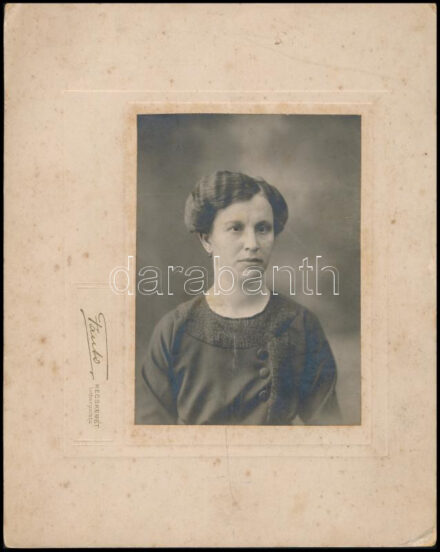 cca 1910 Női portré, kartonra kasírozott fotó Fanto kecskeméti műterméből, 14,5×10,5 cm