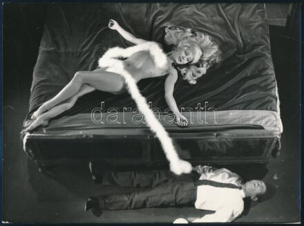 1969 A veréb is madár c. magyar film Kabos László, Medveczky Ilona, Piros Ildikó, Szirtes Ádám. 2 db film fotó 24x18 cm