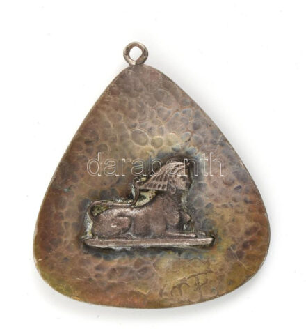 Ezüst (Ag) poncolt medál, szfinx ábrázolással. Jelzett, 10,33 g, 45x43 mm