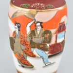 japán satsuma jellegű váza. Kézzel festett, jelzett, minimális kopással, m: 21 cm