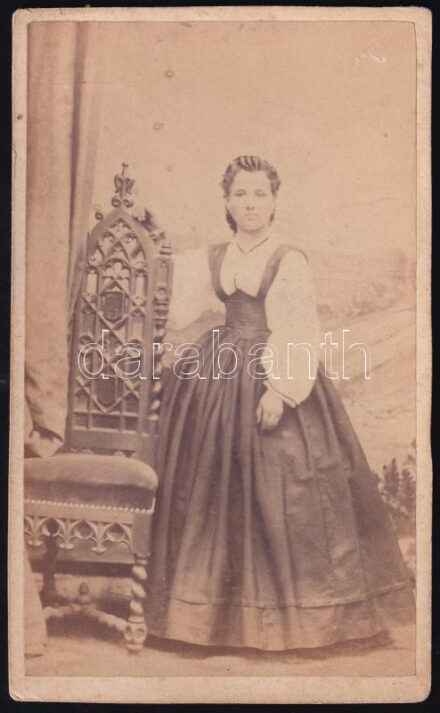 cca 1865 Nő egész alakos portréja, keményhátú fotó Tiefbrunner Sándor soproni műterméből, 10,5×6 cm