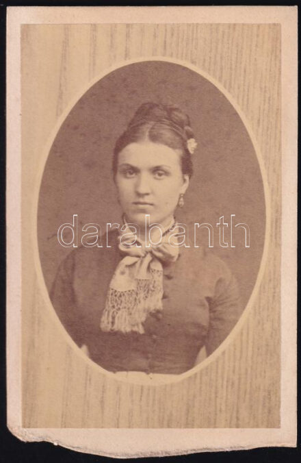 cca 1868 Női portré, keményhátú fotó Ramis Antal jászberényi műterméből, vágott karton, 9,5×6 cm