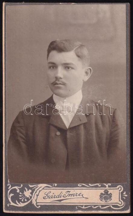 cca 1905 Fiatal férfi portréja, keményhátú fotó Gárdi Imre kecskeméti műterméből, 10,5×6,5 cm