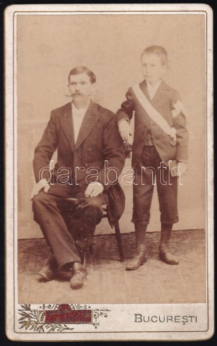 cca 1890 Apa és fia portréja, keményhátú fotó Gavrilescu bukaresti műterméből, 10,5×6,5 cm