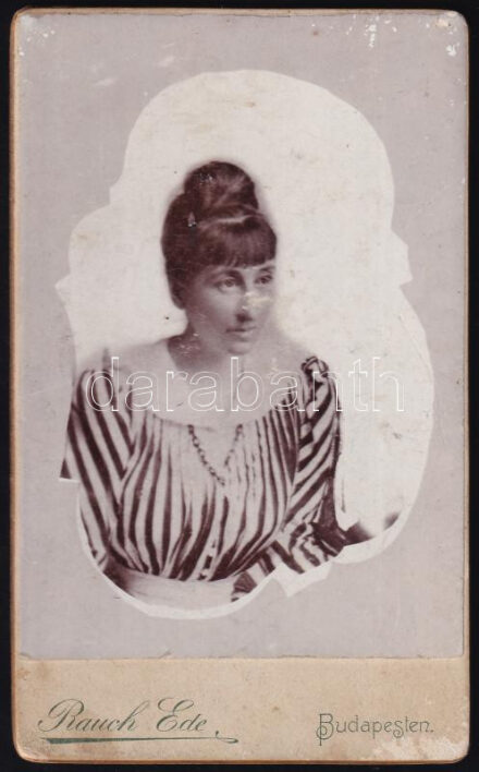 cca 1910 Női portré, hátoldalon feliratozott 'Gróf Batthyány Ilona ajándéka', keményhátú fotó Rauch Ede budapesti műterméből, 10,5×6,5 cm