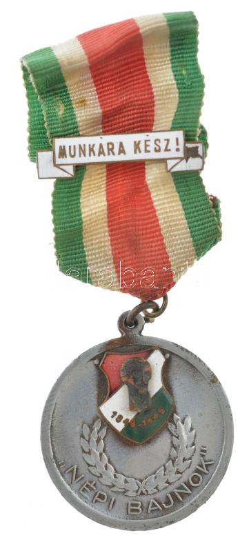 1948. 'Népi Bajnok / Sakk' fém díjérem zománcozott rátéttel, mellszalagon (35mm) T:XF patina, kissé viseltes mellszalag