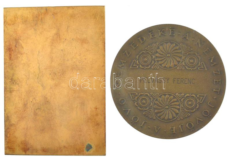 Arató Gyula (1889-1969) ~1940. 'Magyar Sport Érem / A jövő nemzedéke a nemzet jövője' kétoldalas bronz érdemérem eredeti, sérült tokban (61mm) + 1941. 'Magyar Kerékpáros Szövetség' aranyozott fém érdemplakett eredeti, kopottas - Image 2