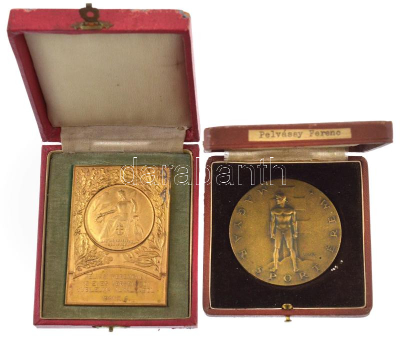 Arató Gyula (1889-1969) ~1940. 'Magyar Sport Érem / A jövő nemzedéke a nemzet jövője' kétoldalas bronz érdemérem eredeti, sérült tokban (61mm) + 1941. 'Magyar Kerékpáros Szövetség' aranyozott fém érdemplakett eredeti, kopottas - Image 3