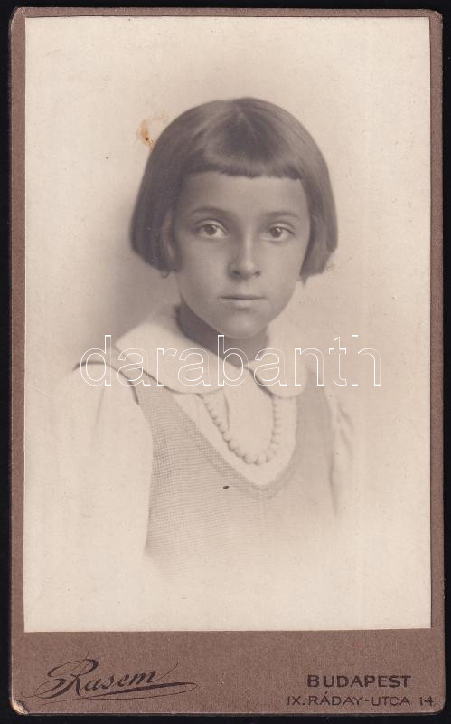 cca 1910 Kislány portréja, keményhátú fotó Rasem Viktor budapesti műterméből, 10,5×6,5 cm