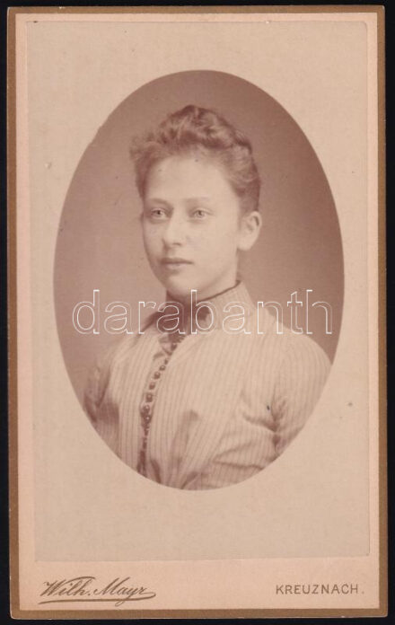 cca 1890 Fiatal nő portréja, keményhátú fotó Wilhelm Mayr Kreuznach-i műterméből, 10,5×6,5 cm