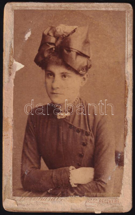 cca 1888 Női portré, keményhátú fotó Meinhardt Ágoston nagybecskereki műterméből, sérülésekkel, 10,5×6,5 cm