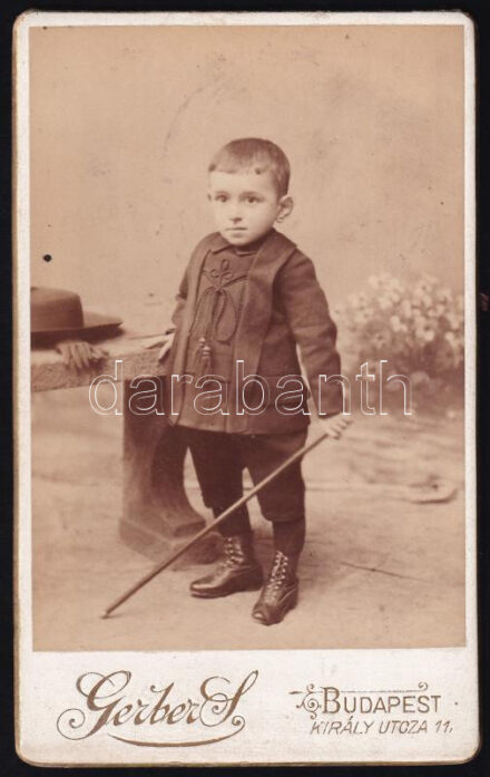 cca 1890 Gyerekportré, keményhátú fotó Gerber budapesti évkönyvéből, 10,5×6,5 cm