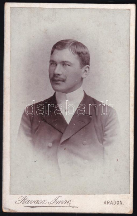cca 1895 Férfiportré, keményhátú fotó Ravasz Imre aradi műterméből, kopásnyomokkal, 10,5×6,5 cm
