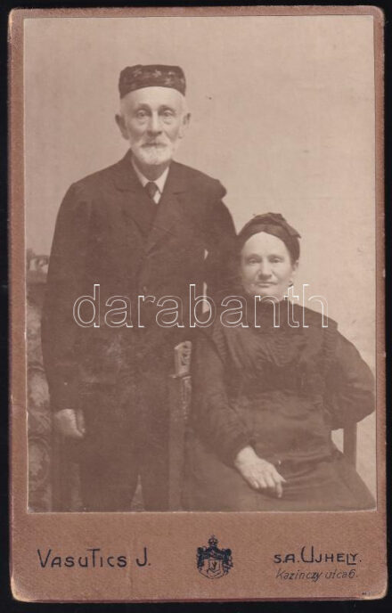 cca 1915 Idős házaspár portréja, keményhátú fotó Vasutics sátoraljaújhelyi műterméből, 10,5×6,5 cm
