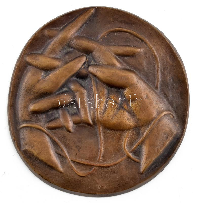 Duray Tibor (1912-1988): Barátság. Bronz plakett, jelzett, d:10,5 cm
