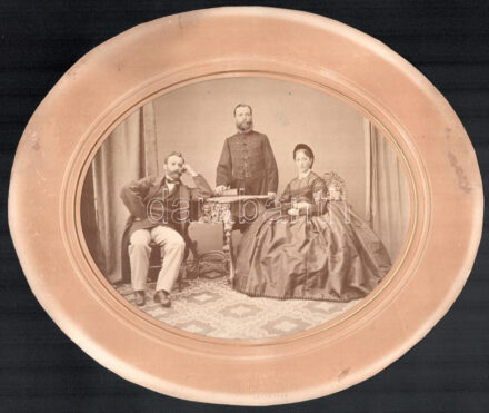 cca 1863/64 Családi portré, Rupprecht Mihály (Sopron) fotója, hidegpecséttel jelzett, paszpartuban (sérült), 18×22 cm