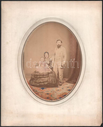 cca 1868 Családi portré, kézzel színezett fotó Bülch Ágoston műterméből, foltos, paszpartuban, 20,5×15 cm