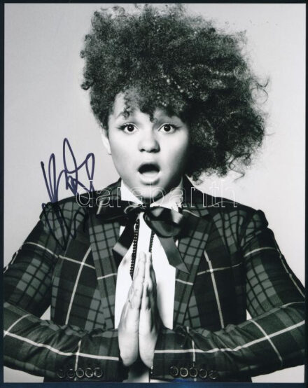 Rachel Crow amerikai énekesnő, az amerikai 'The X Factor' versenyzőjének autográf aláírása őt ábrázoló fotónyomaton, tanúsítvánnyal, 25x20 cm / Autograph signed photo of Rachel Crow American singer, participant of the first season