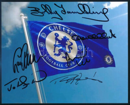 A Chelsea FC legendás játékosai, köztük Bobby Tambling volt labdarúgó autográf aláírása a klub zászlaját ábrázoló fotónyomaton (össz. 5 db aláírás), tanúsítvánnyal, 25x20 cm / Chelsea FC Legends autograph signed photo,