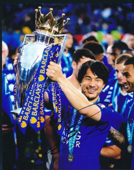 Shinji Okazaki japán labdarúgó, a Leicester City volt játékosának autográf aláírása őt ábrázoló fotónyomaton, tanúsítvánnyal, 25x20 cm / Shinji Okazaki Japanese footballer, former Leicester City player's autograph signed photo,
