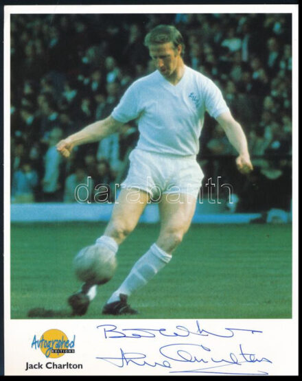Jack Charlton angol labdarúgó, az 1966-os világbajnok angol válogatott tagja, ill. a Leeds United legendás játékosának autográf aláírása őt ábrázoló fotónyomaton, tanúsítvánnyal, 25x20 cm / Autograph signed photo of Jack