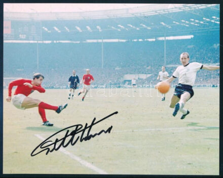 Geoff Hurst angol labdarúgó, az 1966-os világbajnok angol válogatott tagja (ahol elsőként rúgott győztes világbajnoki döntőben mesterhármast) autográf aláírása őt ábrázoló fotónyomaton, tanúsítvánnyal, 25x20 cm / Autograph