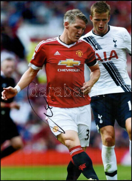 Bastian Schweinsteiger német labdarúgó, a Bayern München és a Manchester United volt játékosának autográf aláírása őt ábrázoló fotónyomaton, tanúsítvánnyal, 40x30 cm. (Számos sikere között a Bayern Münchennel UEFA-szuperkupa