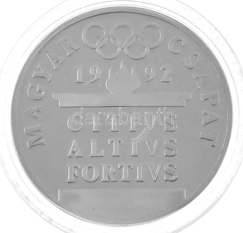 1990. 'Magyar Csapat 1992 - CITIVS, ALTIVS, FORTIVS / Férfi torna' a Barcelonában rendezett nyári Olimpia alkalmából készült, jelzetlen Ag emlékérem kapszulában, sorszámozott '3629' tanúsítvánnyal, eredeti dísztokban. Szign.: Papp - Image 2