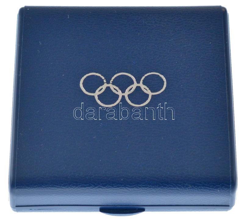 1990. 'Magyar Csapat 1992 - CITIVS, ALTIVS, FORTIVS / Férfi torna' a Barcelonában rendezett nyári Olimpia alkalmából készült, jelzetlen Ag emlékérem kapszulában, sorszámozott '3528' tanúsítvánnyal, eredeti dísztokban. Szign.: Papp - Image 3