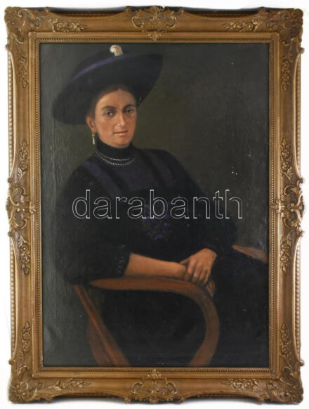 Olvashatatlan jelzéssel (jobbra fent), XX. sz. eleje: Kalapos hölgy portréja. Olaj, vászon. Javított. Kissé sérült. Dekoratív, kissé sérült fakeretben. 100x75 cm. KIZÁRÓLAG SZEMÉLYES ÁTVÉTEL, NEM POSTÁZZUK! / ONLY PERSONAL